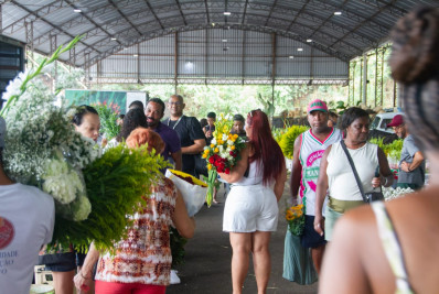 Cariocas lotam Cadeg em busca de flores e espumantes para o Réveillon