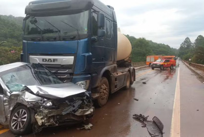 Caminhão-tanque e quatro carros se envolvem em acidente na BR-356