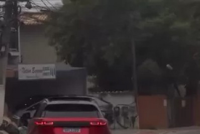 Carro de luxo é flagrado em zigue-zague na principal avenida de Búzios