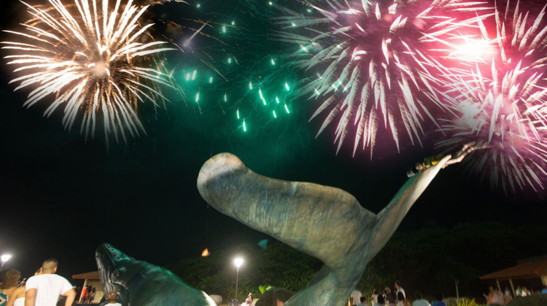 Orla de Rio das Ostras lotada na virada do ano, com fam&iacute;lias, turistas e com&eacute;rcio aquecido em clima de celebra&ccedil;&atilde;o - Foto: Ilustra&ccedil;&atilde;o