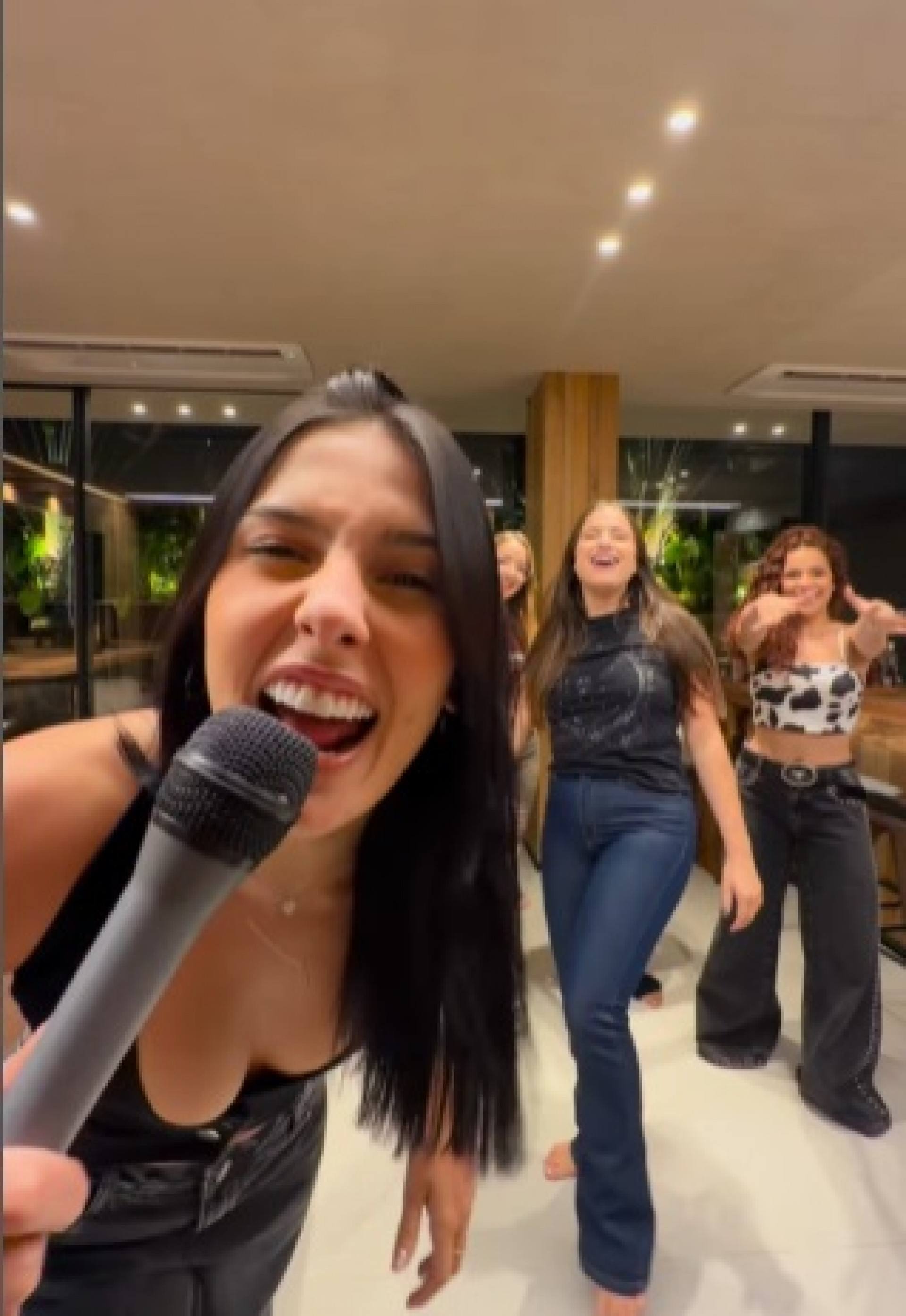 Ana Castela cantou música de Luan Santana em noite com amigas  - Reprodução/Instagram 