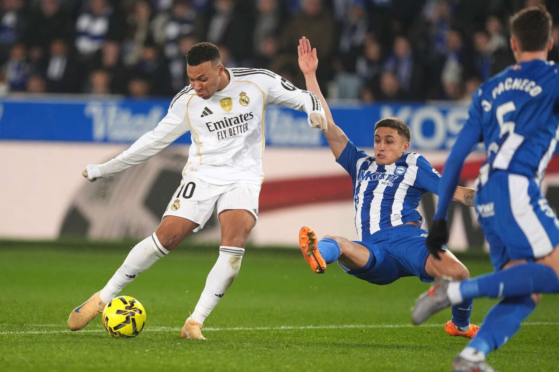 Real Madrid confirma entorse no joelho esquerdo de Kylian Mbapp&eacute;