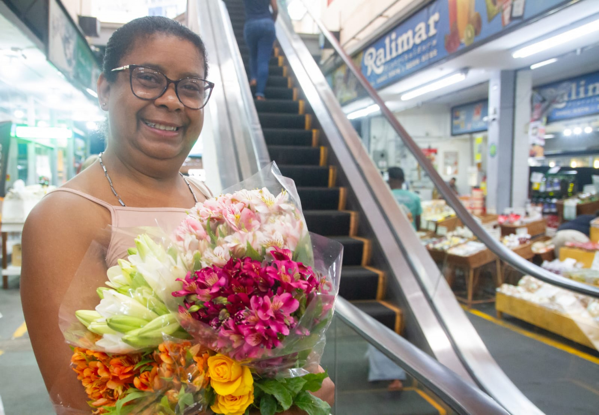 Maira de Oliveira, dom&eacute;stica, de 52 anos, comprou flores para serem levadas ao cong&aacute; na celebra&ccedil;&atilde;o conduzida por sua m&atilde;e de santo
 - &Eacute;rica Martin / Ag&ecirc;ncia O Dia