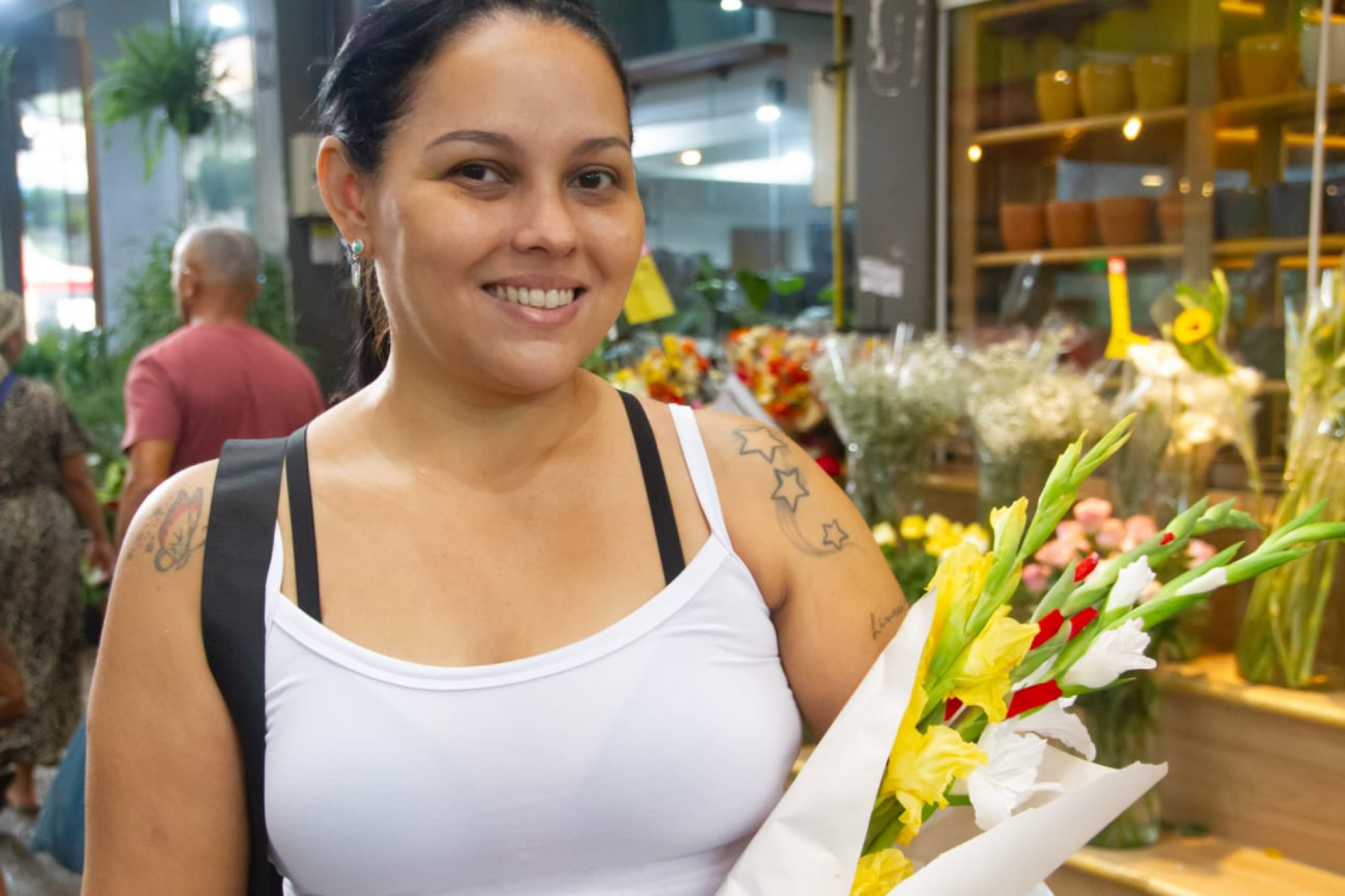 Carla Maria, t&eacute;cnica de radiologia, de 39 anos, comprou palmas para ofertar a Iemanj&aacute; - &Eacute;rica Martin / Ag&ecirc;ncia O Dia