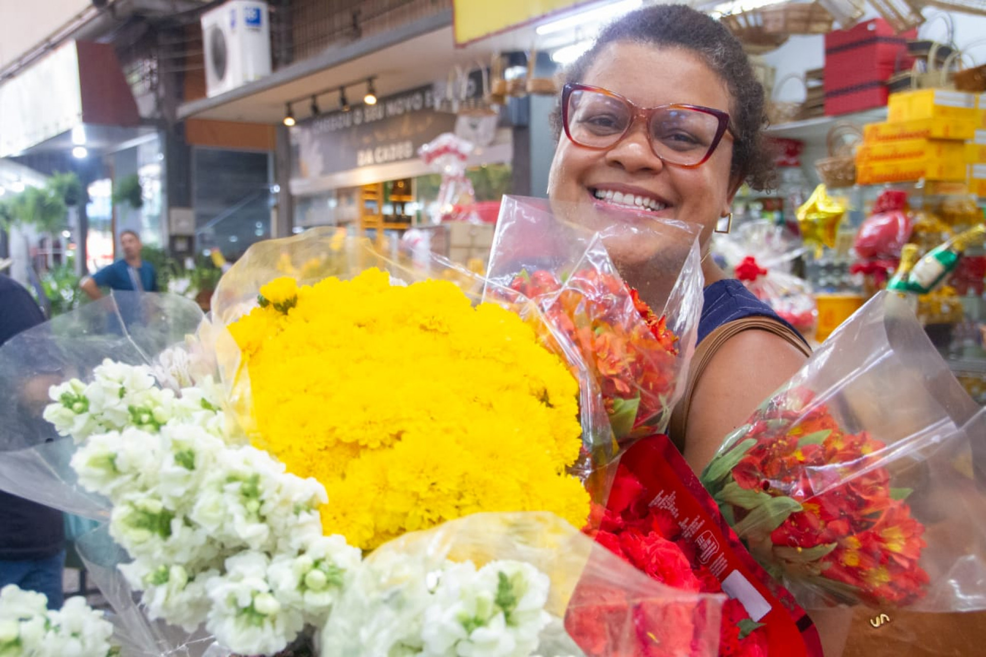 Janaina Azevedo, securit&aacute;ria, de 47 anos, escolheu buqu&ecirc;s variados para decorar a casa e marcar simbolicamente o encerramento de um ciclo - &Eacute;rica Martin / Ag&ecirc;ncia O Dia
