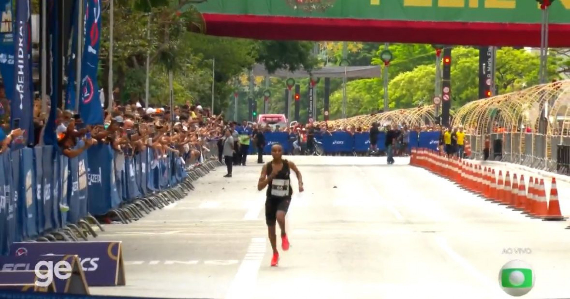 Sisilia Ginoka Panga venceu a prova feminina da S&atilde;o Silvestre de 2025 - Reprodu&ccedil;&atilde;o/TV Globo