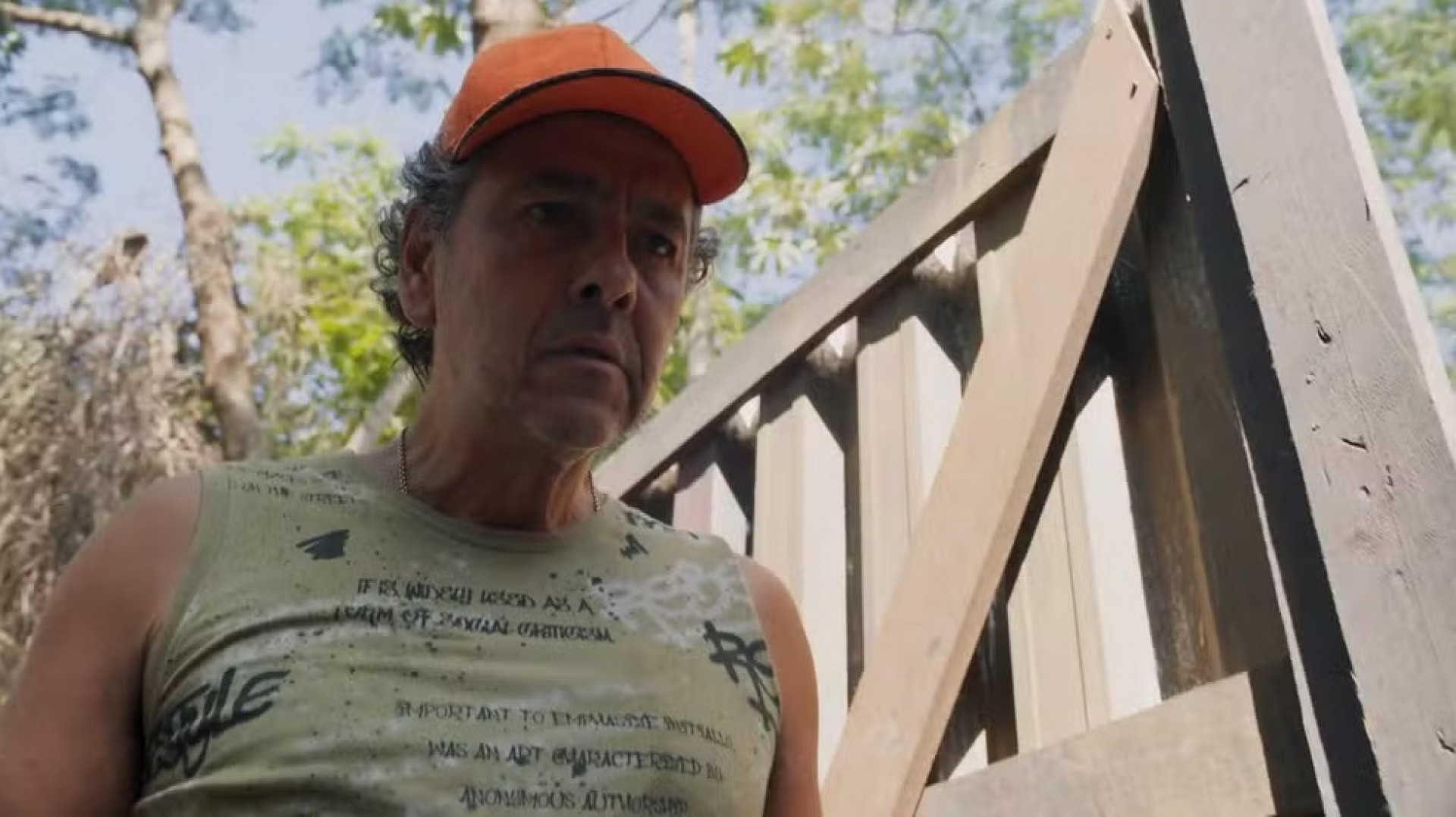 Joaquim reencontra Misael deitado na porta do ferro-velho - Divulgação/Globo