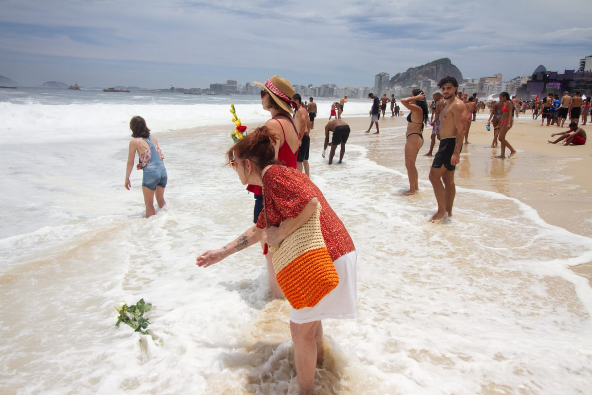 Devotos fazem as preces para Iemanjá em Copacabana - Foto: Érica Martin/ Agência O Dia