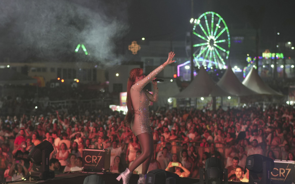 Virada do ano na Praia do Anil lotada