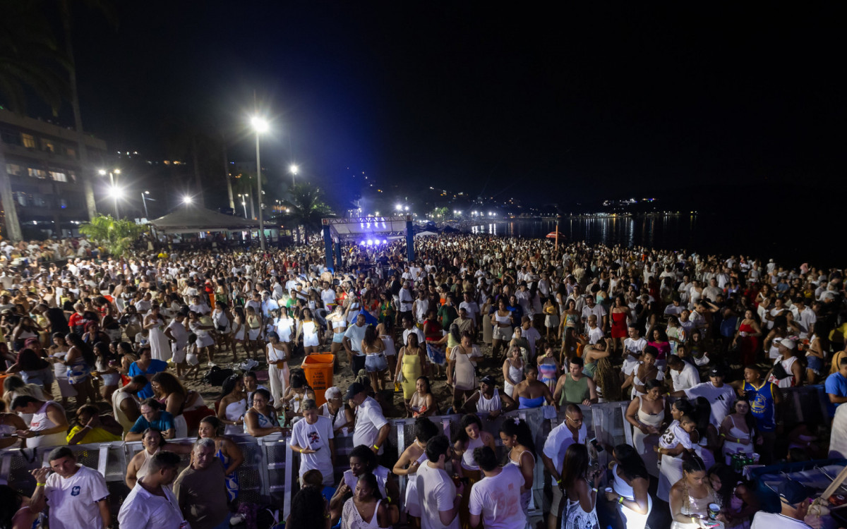 P&uacute;blico animado na virada na Ilha do Governador