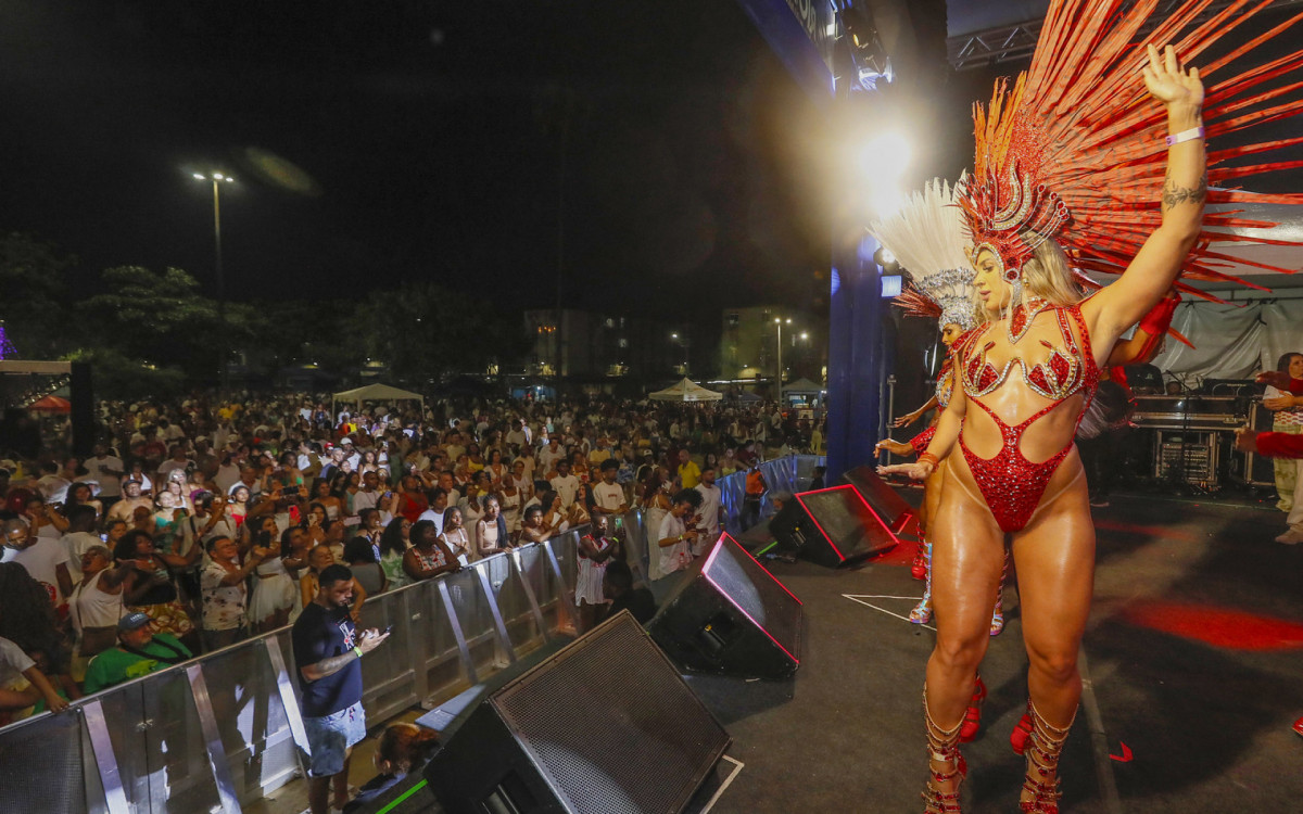 Salgueiro se apresentou no R&eacute;veillon da Penha