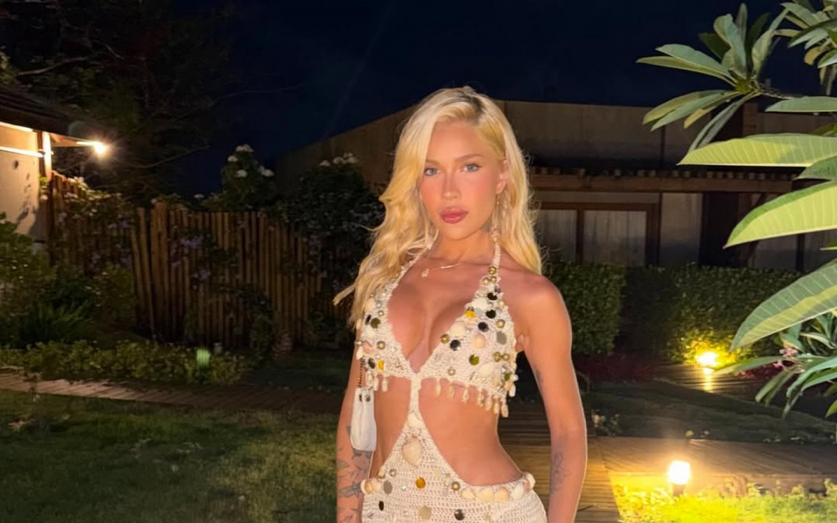 De vestido branco com pedrarias, Karoline Lima passa Karoline Lima em Fernando de Noronha