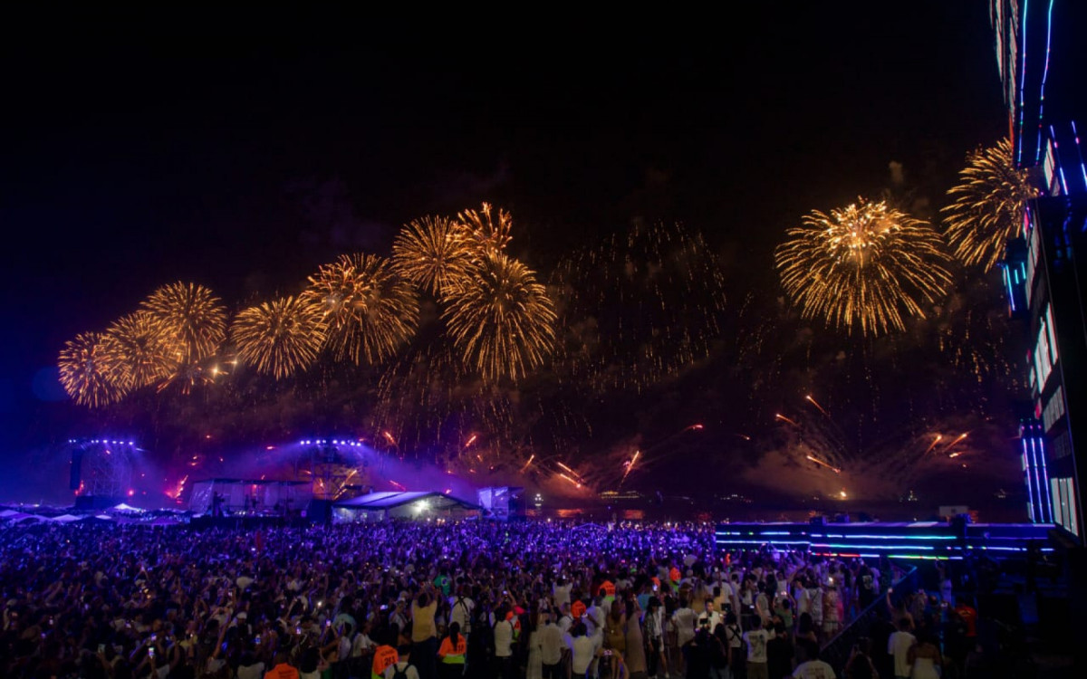 Multid&atilde;o celebrou a chegada de 2026 na Praia de Copacabana