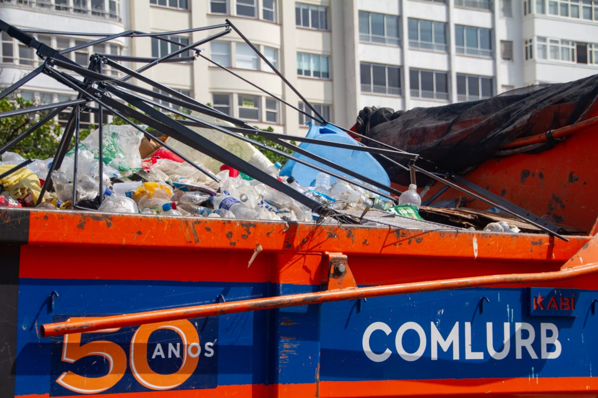 Companhia estima que 600 toneladas de lixo sejam retiradas - Érica Martin / Agência O Dia