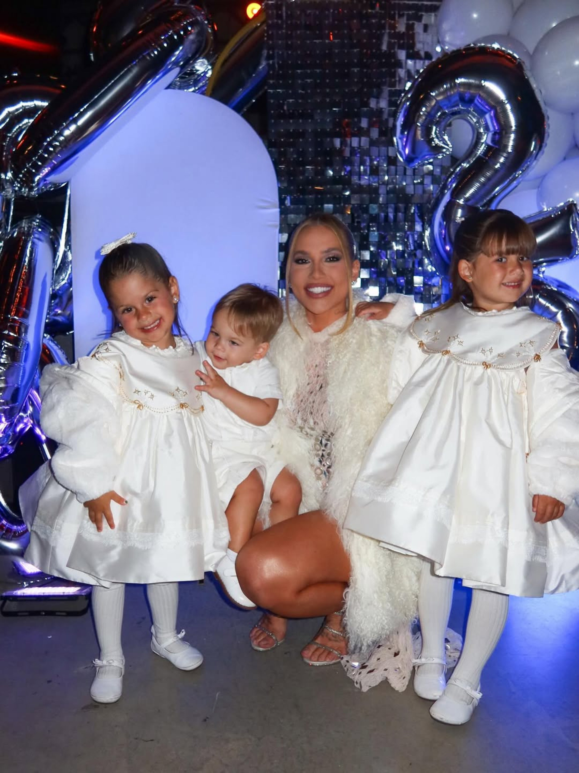 Virginia Fonseca e os filhos, Maria Alice, Maria Flor e José Leonardo, seguem a tradição e vestem roupas brancas no Réveillon - Reprodução / Instagram