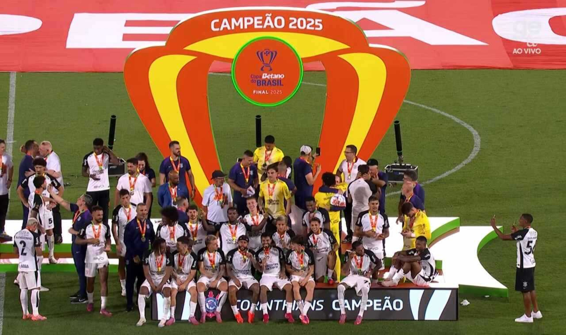 De f&eacute;rias na Bahia, Memphis Depay veste camisa da Sele&ccedil;&atilde;o, grava clipe e vira atra&ccedil;&atilde;o entre moradores