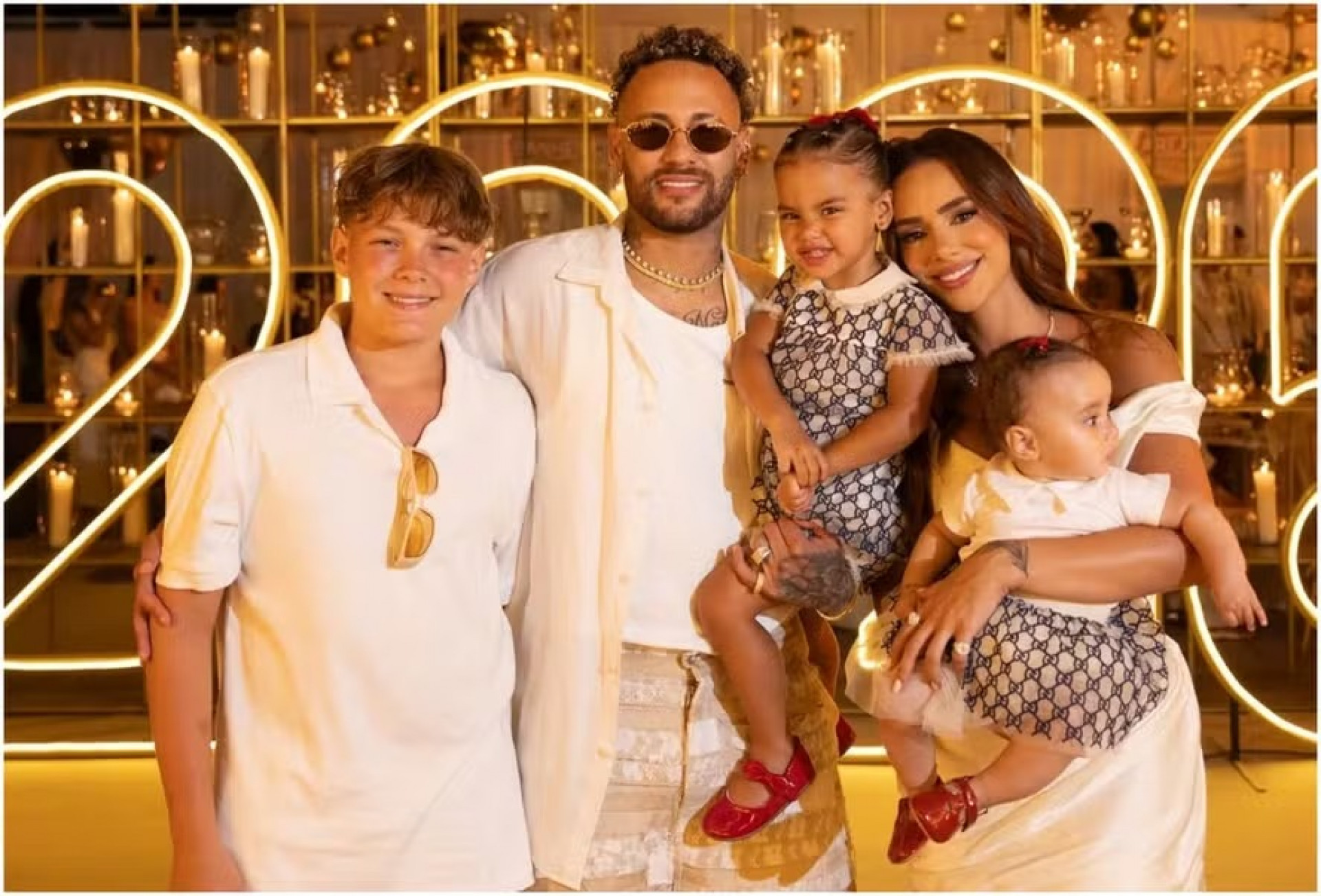 Neymar passou o ano novo com Bruna Biancardi e três dos quatro filhos - Reprodução