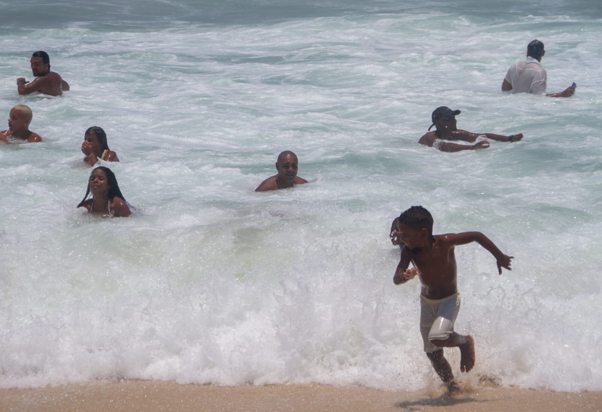 Crianças e adultos se refrescam no mar de Copacabana no primeiro dia de 2026 - Érica Martin/Agência O Dia