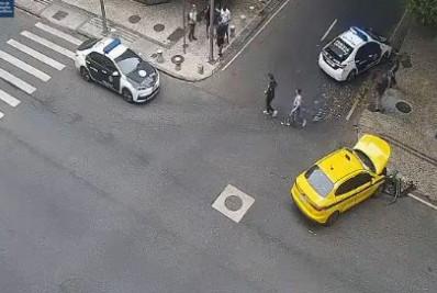 Acidente entre carro e táxi deixa dois feridos em Copacabana