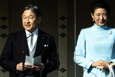 Jovem fica nu diante do imperador do Japão em discurso de Ano-Novo