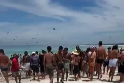 Pesca artesanal chama a atenção de banhistas na Praia Grande, em Arraial do Cabo