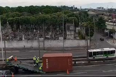 Contêiner cai de caminhão e bloqueia pista na Ponte Rio-Niterói