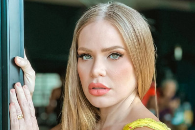 Ex-BBB Paulinha Leite comemora prêmio na Mega da Virada