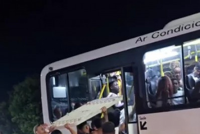 Turistas tentam levar mesa para dentro de ônibus lotado na virada do ano em Cabo Frio