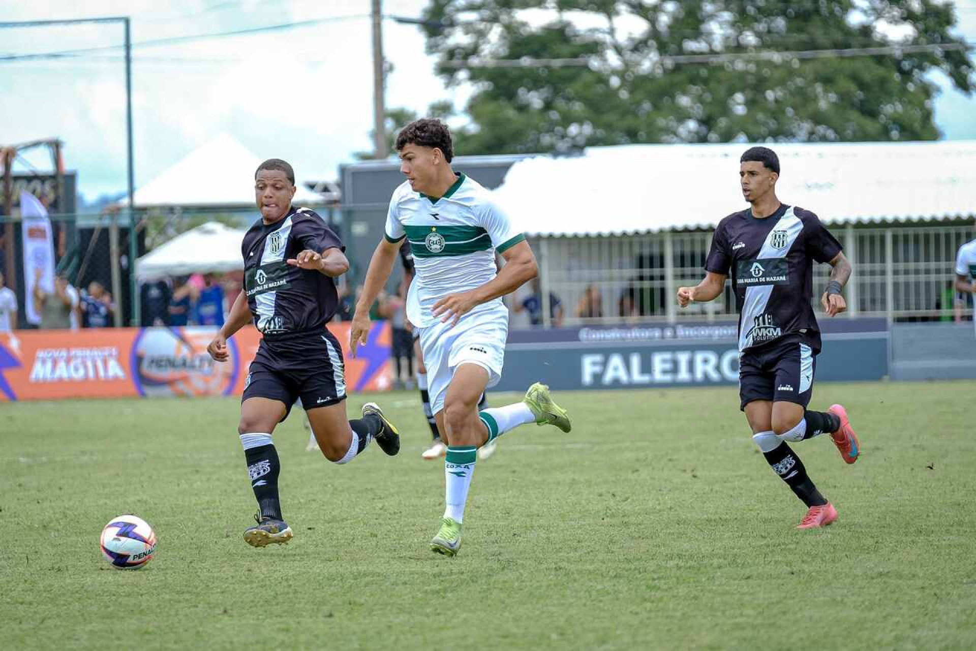 Com chuva de gols, Ponte Preta vence o Coritiba na estreia na Copinha