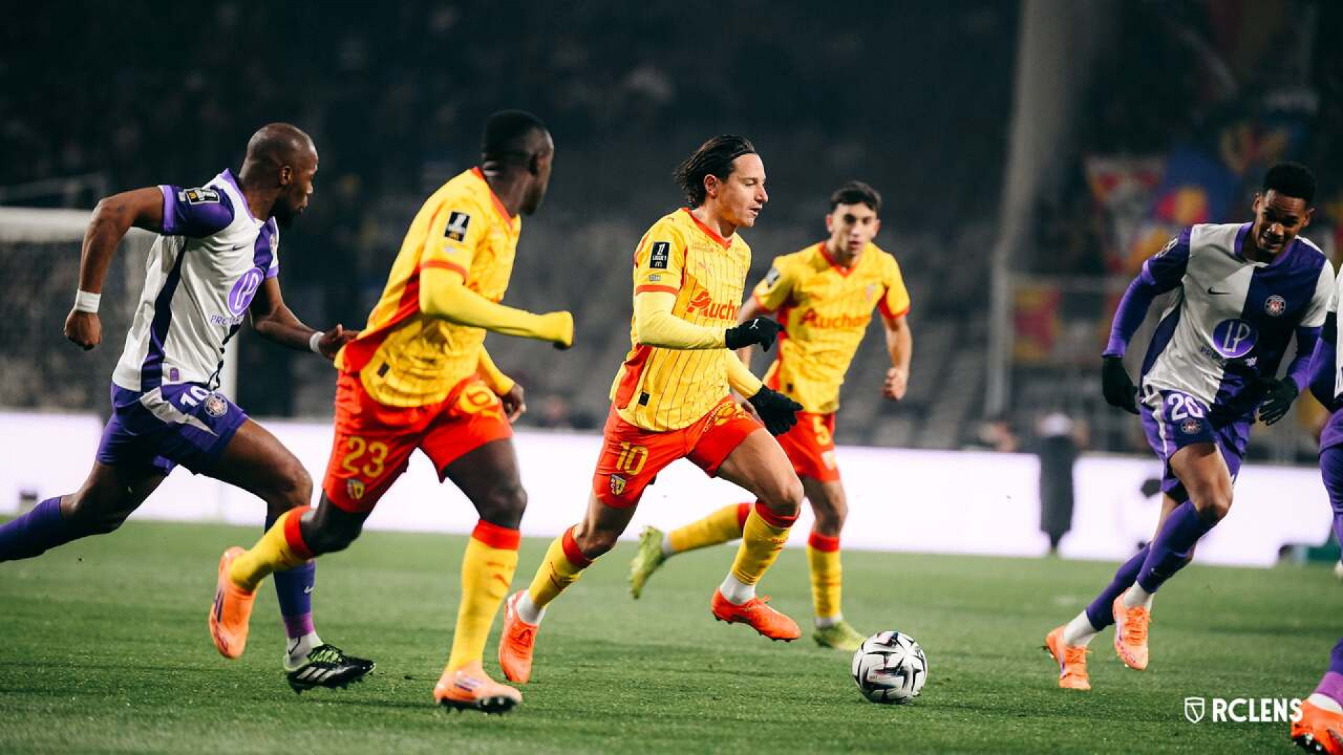 Lens vence o Toulouse e garante mais uma rodada na lideran&ccedil;a do Franc&ecirc;s