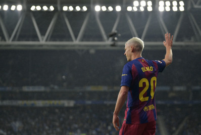 Barcelona marca no fim, bate o Espanyol e amplia vantagem na liderança