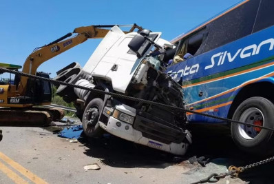 Vídeo: Colisão entre caminhão e ônibus deixa ao menos 11 mortos no RS