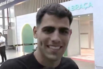 Reforço do Botafogo, Lucas Villalba chega ao Rio: 'Muita felicidade'