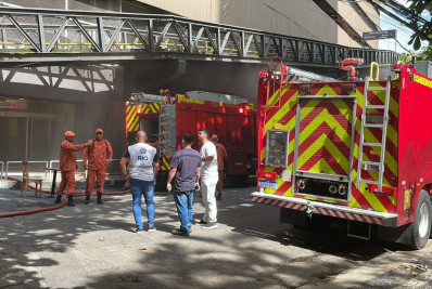 Bombeiros seguem com trabalho de rescaldo no Shopping Tijuca