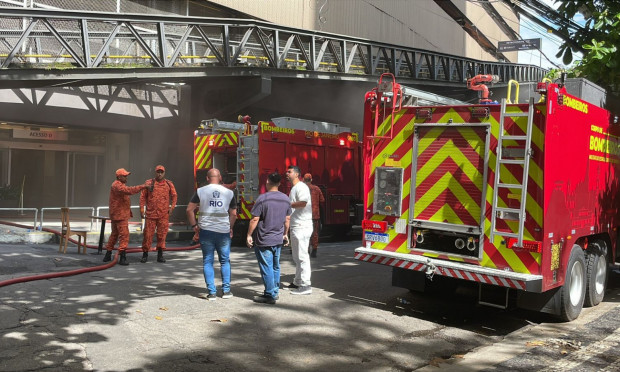 Bombeiros seguem com trabalho de rescaldo no Shopping Tijuca