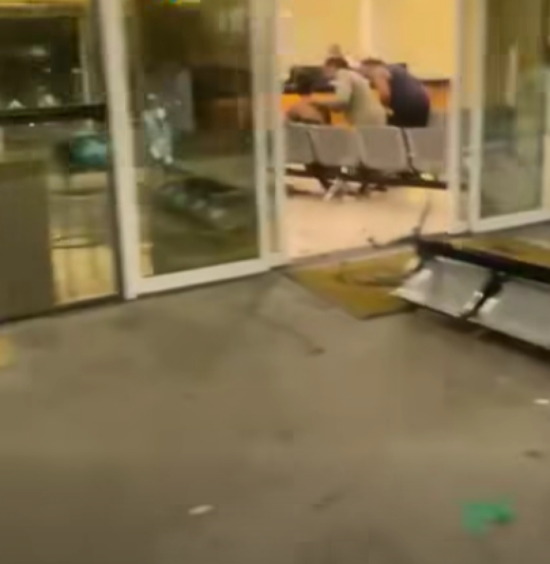 Bancos ficaram quebrados no Hospital Municipal de Magé após o surto psicótico de uma mulher