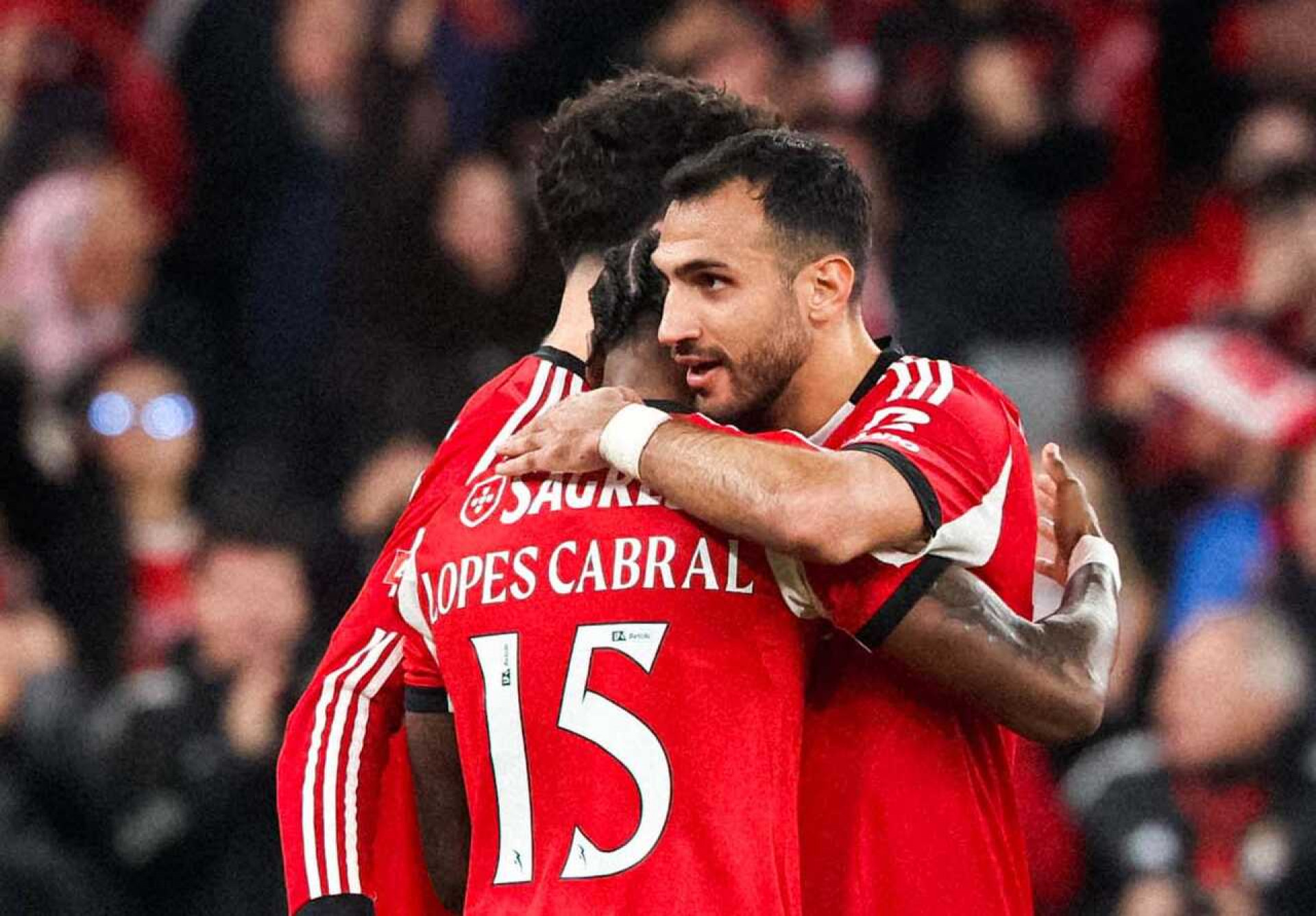 Portugu&ecirc;s: Benfica vence o Estoril no Est&aacute;dio da Luz