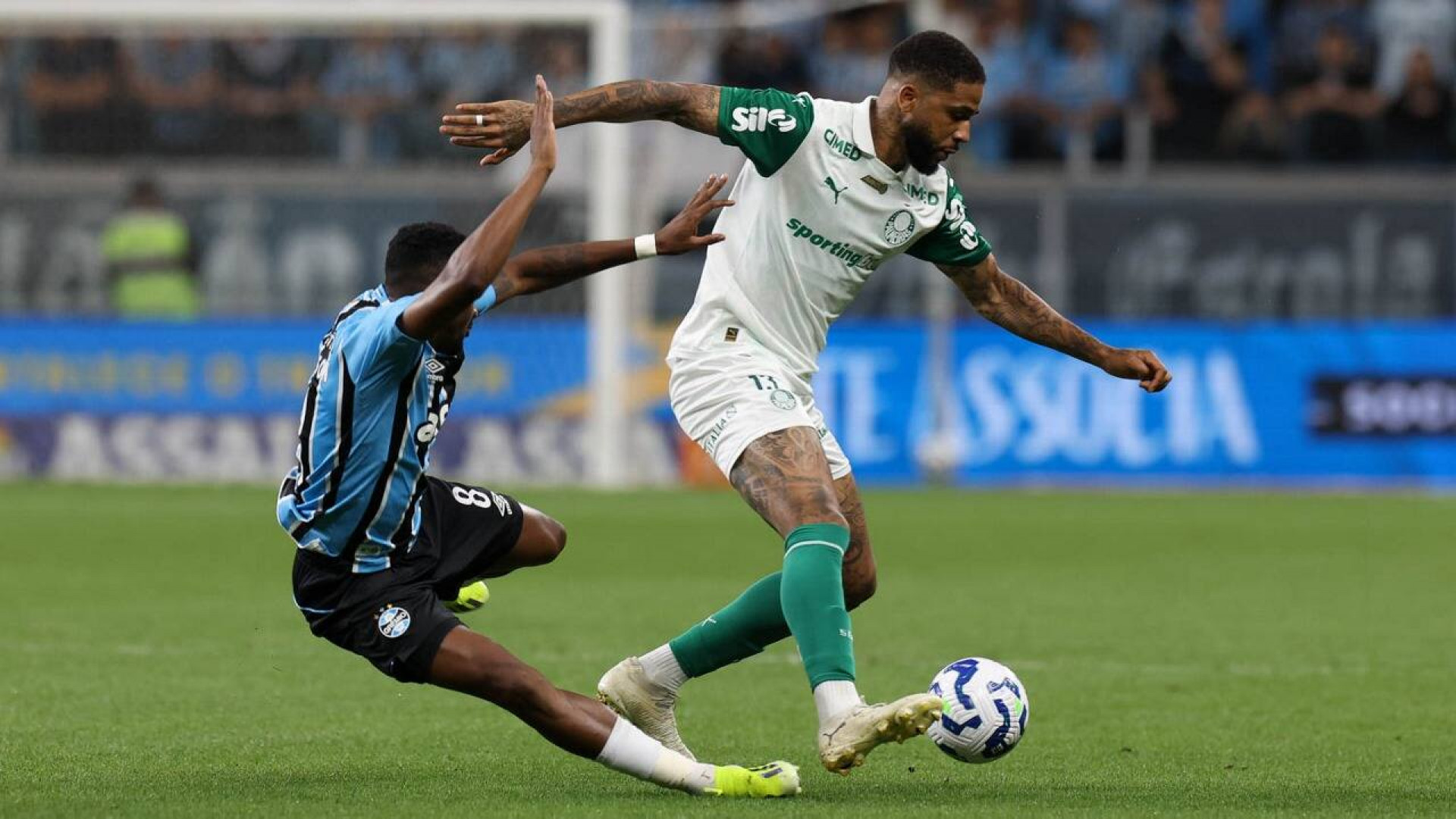 Palmeiras encaminha empr&eacute;stimo de Micael para clube em que atua Lionel Messi