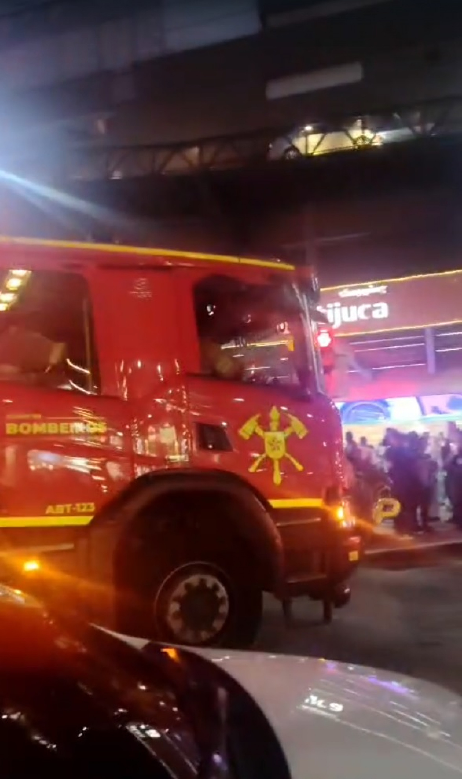 Bombeiros foram acionados no início da noite desta sexta-feira (2) - Reprodução / Redes sociais