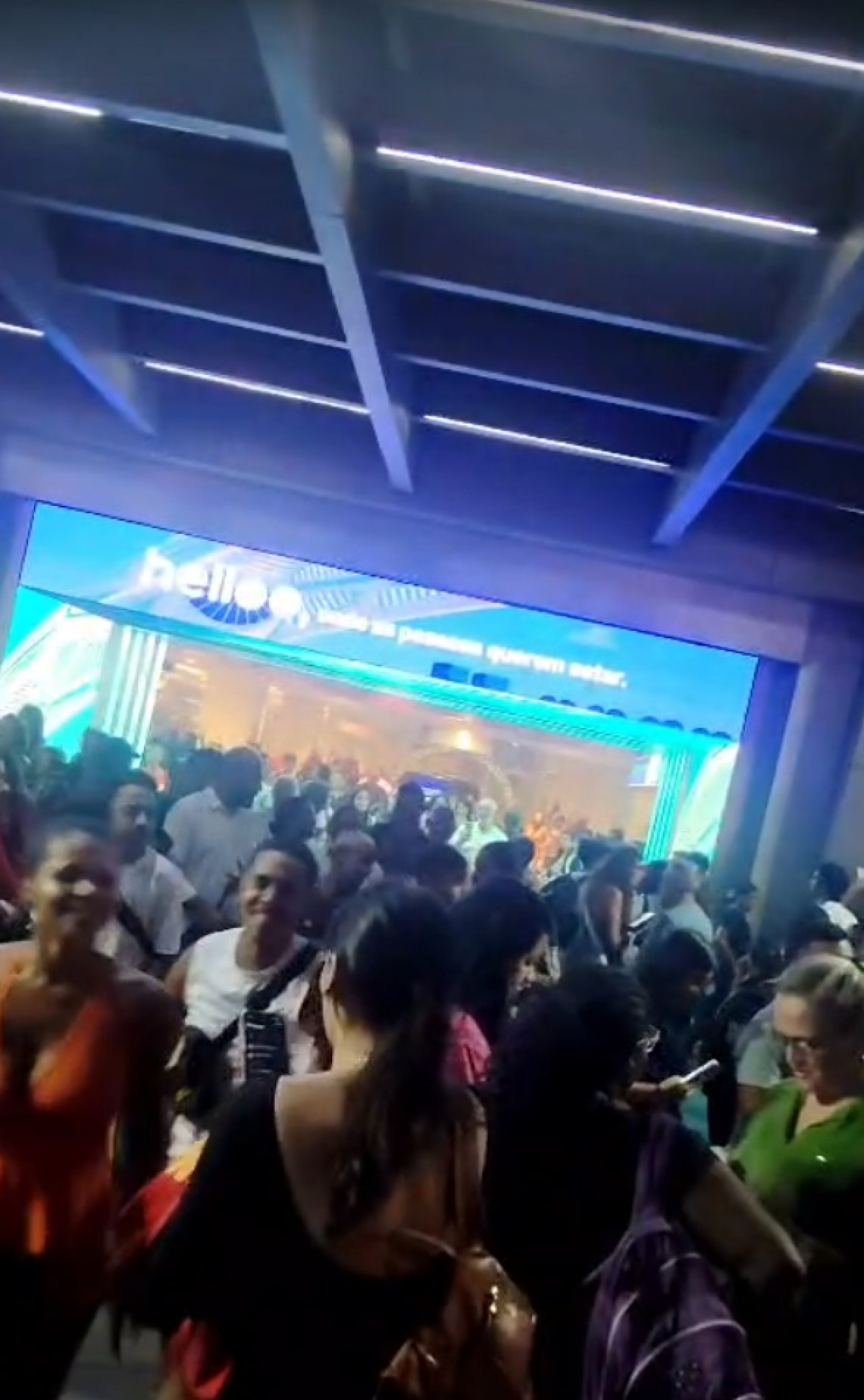 Vídeos mostram clientes saindo do shopping após início do fogo - Reprodução / Redes sociais