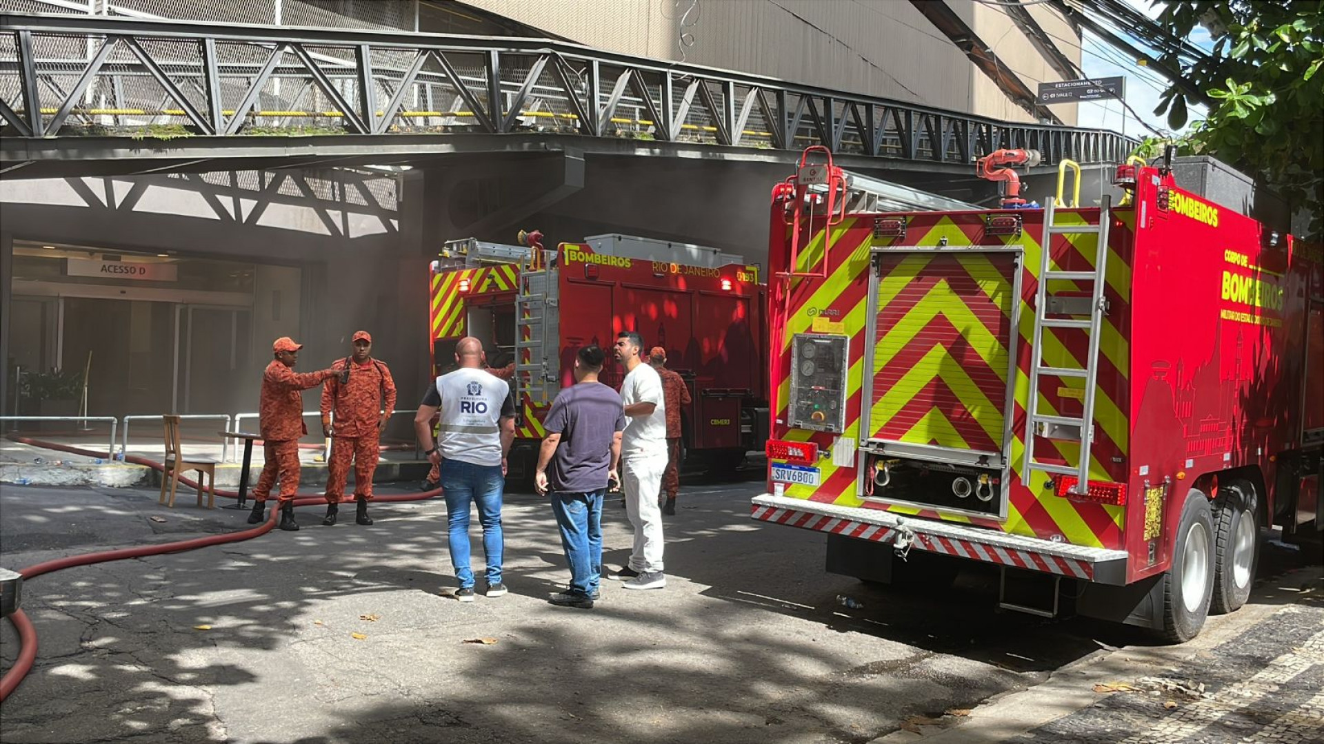 Bombeiros trabalham no rescaldo do incêndio, na manhã deste sábado (3) - Divulgação / Centro de Operações Rio