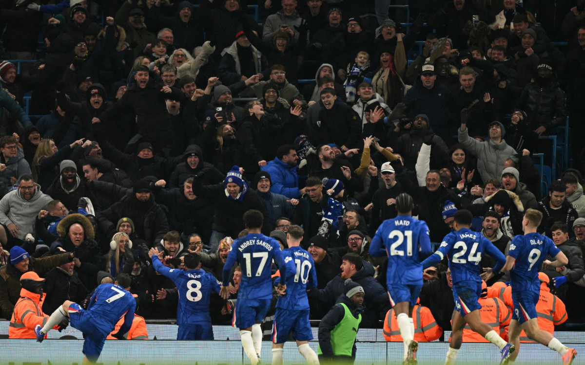 Jogadores do Chelsea comemoram gol de Enzo Fernández sobre o Manchester City