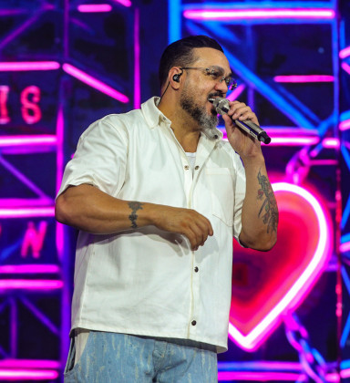 Fãs gritam nome de Viviane Araujo em show de Belo; cantor reage