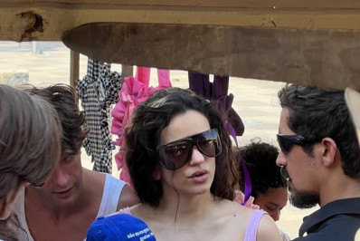 Rosalía passeia por feira de antiguidades no Rio