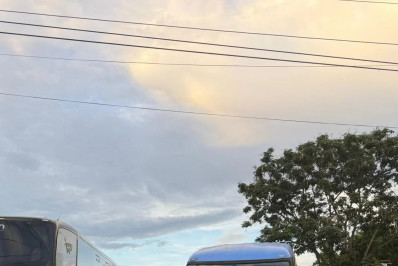 Fiscalização flagra uso irregular de área pública para ônibus de turismo em São Pedro da Aldeia