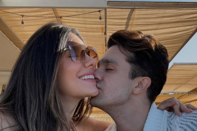 Luan Santana e Jade Magalhães aproveitam piscina juntinhos