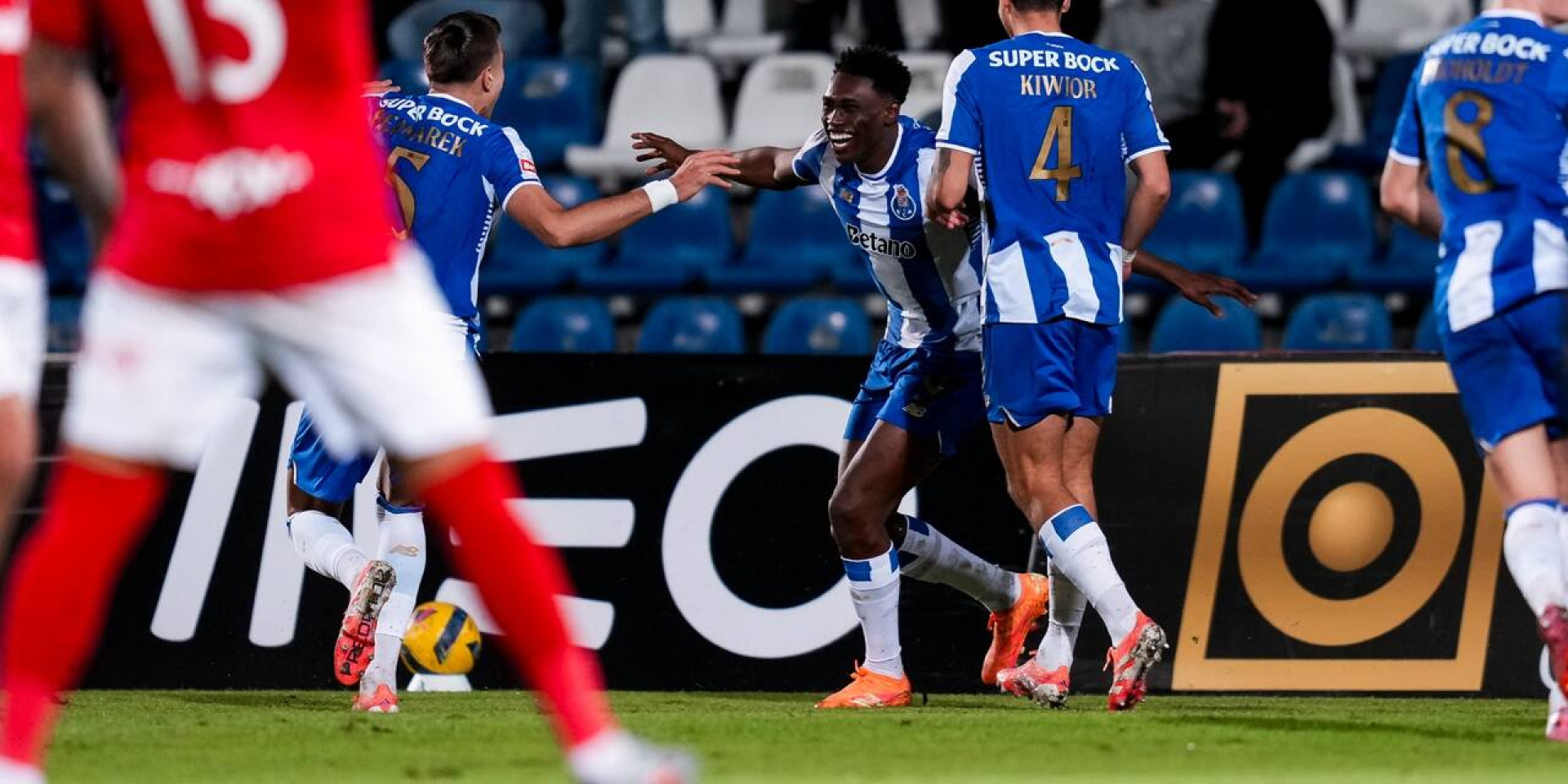 Porto vence Santa Clara com gol bizarro e dispara na lideran&ccedil;a do Portugu&ecirc;s