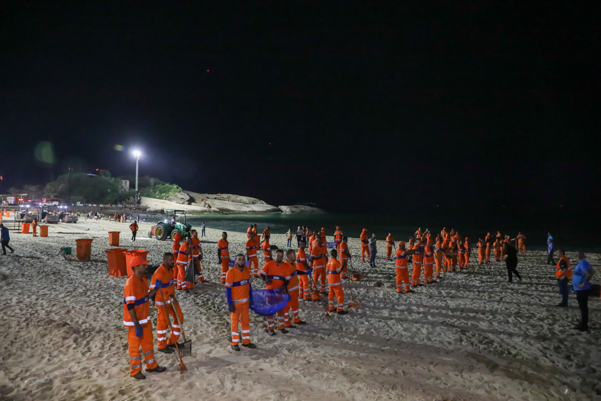 Primeiro dia de operação especial no Arpoador recolheu mais de 2 toneladas de lixo - Elder Barbosa / Prefeitura do Rio