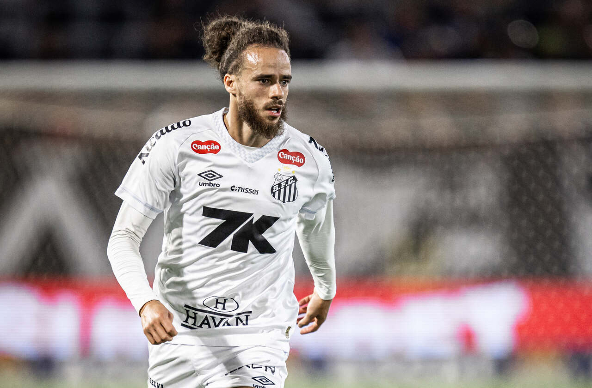 Brahimi marca presen&ccedil;a na Kings League, enquanto vive indefini&ccedil;&atilde;o no Santos