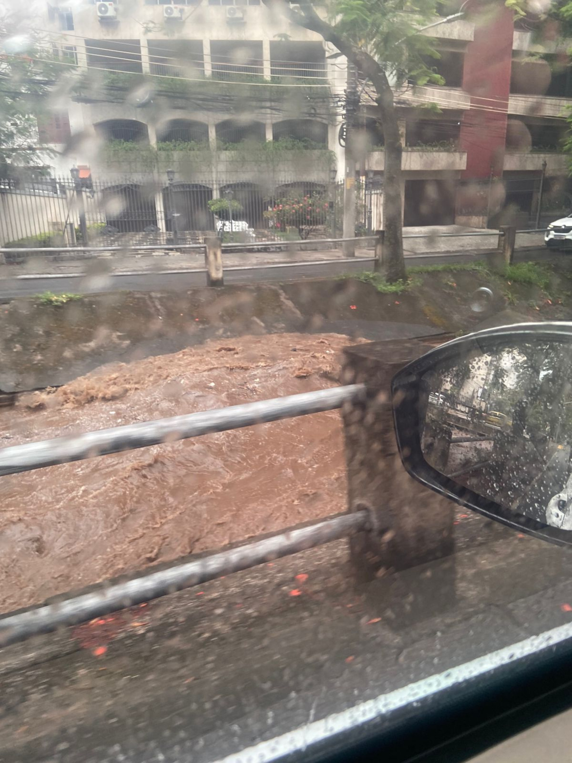 Rio Maracanã quase transbordou devido à forte chuva que atingiu o Rio neste domingo (4)